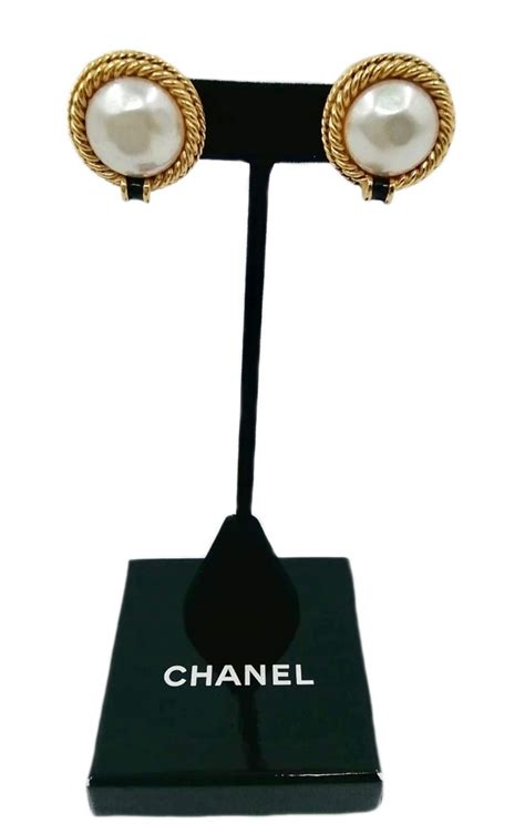 orecchini mezze boules chanel|Auction 533 / Lot n° 190.